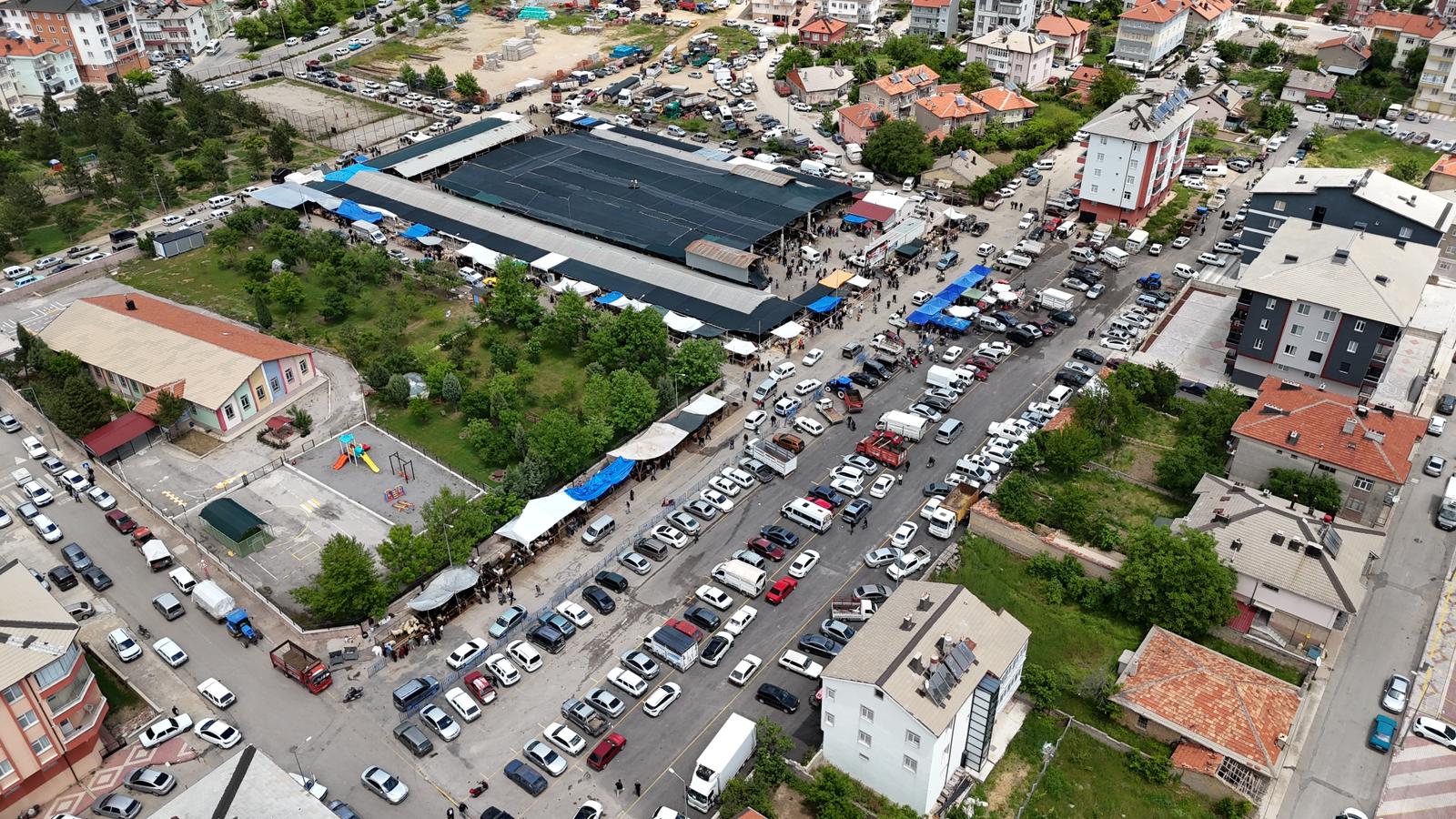 SEYDİŞEHİR CANLI HAYVAN PAZARINDA ARİFE YOĞUNLUĞU: PAZARLIKLAR SON DAKİKAYA KALDI! - Görsel 1