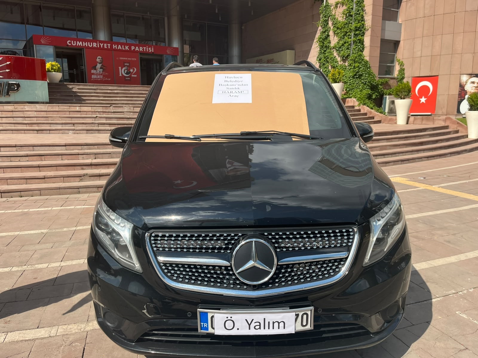 CHP'de Özgür Özel'in makam araçları satılığa çıkarıldı - Görsel 1