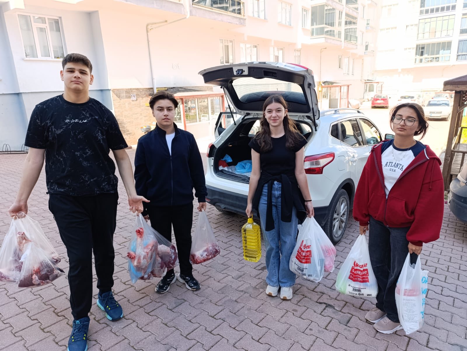 FEN LİSESİ ÖĞRENCİLERİNDEN GÖNÜLLERİ ISITAN YARDIM SEFERBERLİĞİ: "BİR SOFRADA BİZİM DE PAYIMIZ OLSUN" - Görsel 3