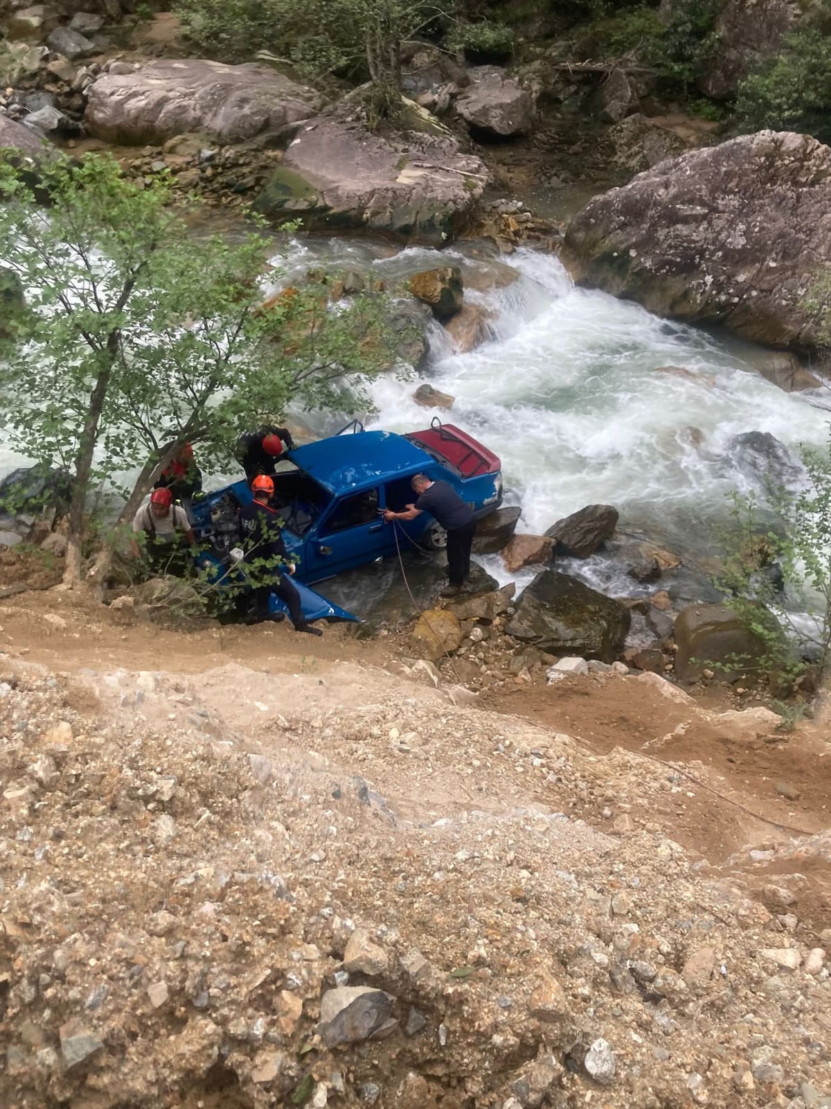 Otomobil dereye düştü; karı-koca öldü, 1 yaralı - Görsel 1