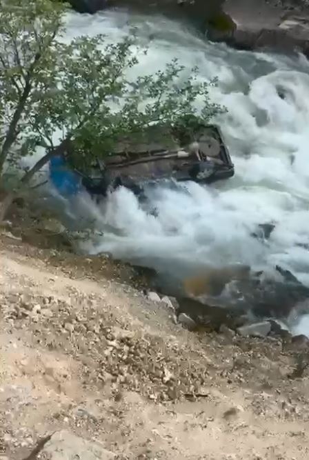 Otomobil dereye düştü; karı-koca öldü, 1 yaralı - Görsel 2