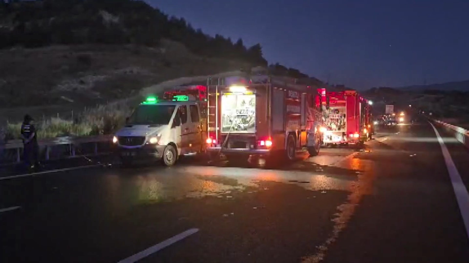 Denizli'de bariyerlere çarpan yolcu otobüsü yandı: 1'i bebek 8 ölü, 33 yaralı - Görsel 1