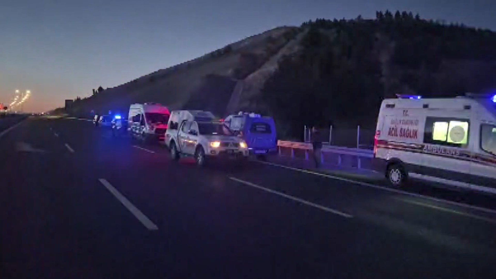 Denizli'de bariyerlere çarpan yolcu otobüsü yandı: 1'i bebek 8 ölü, 33 yaralı - Görsel 2