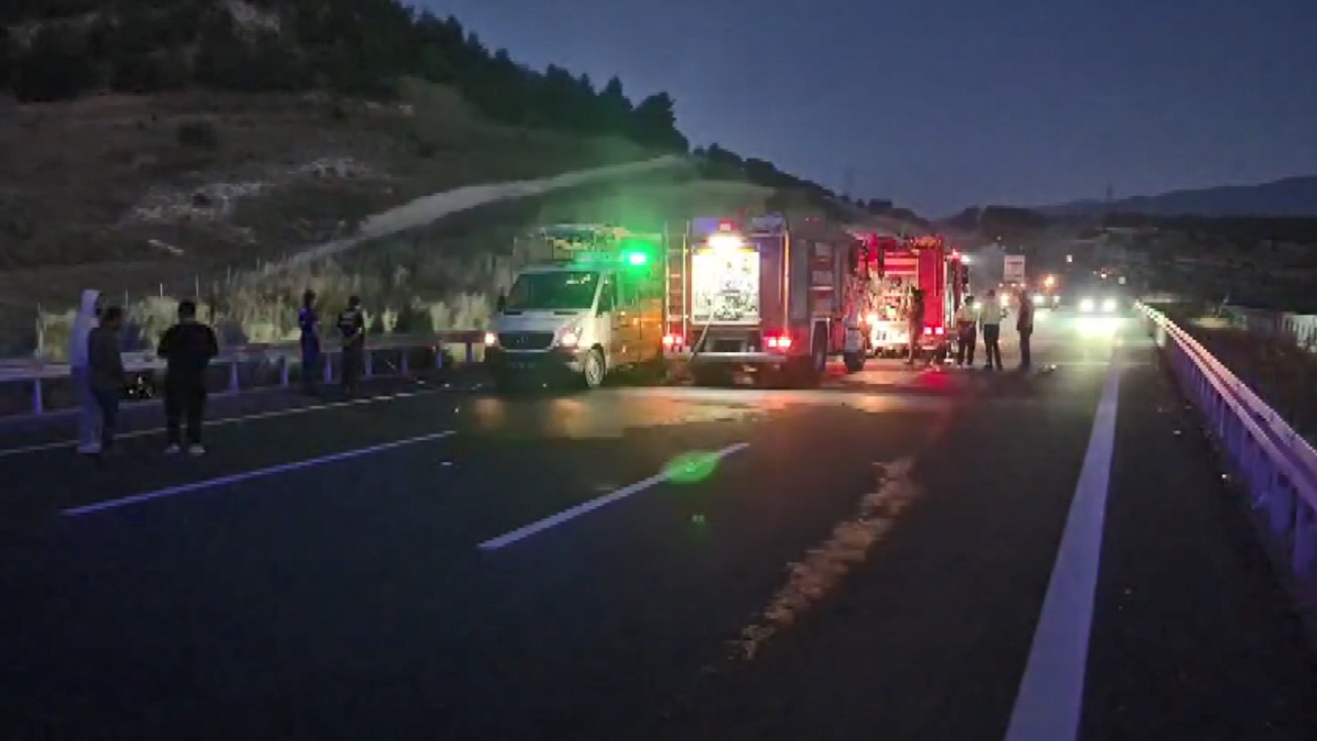 Denizli'de bariyerlere çarpan yolcu otobüsü yandı: 1'i bebek 8 ölü, 33 yaralı - Görsel 3