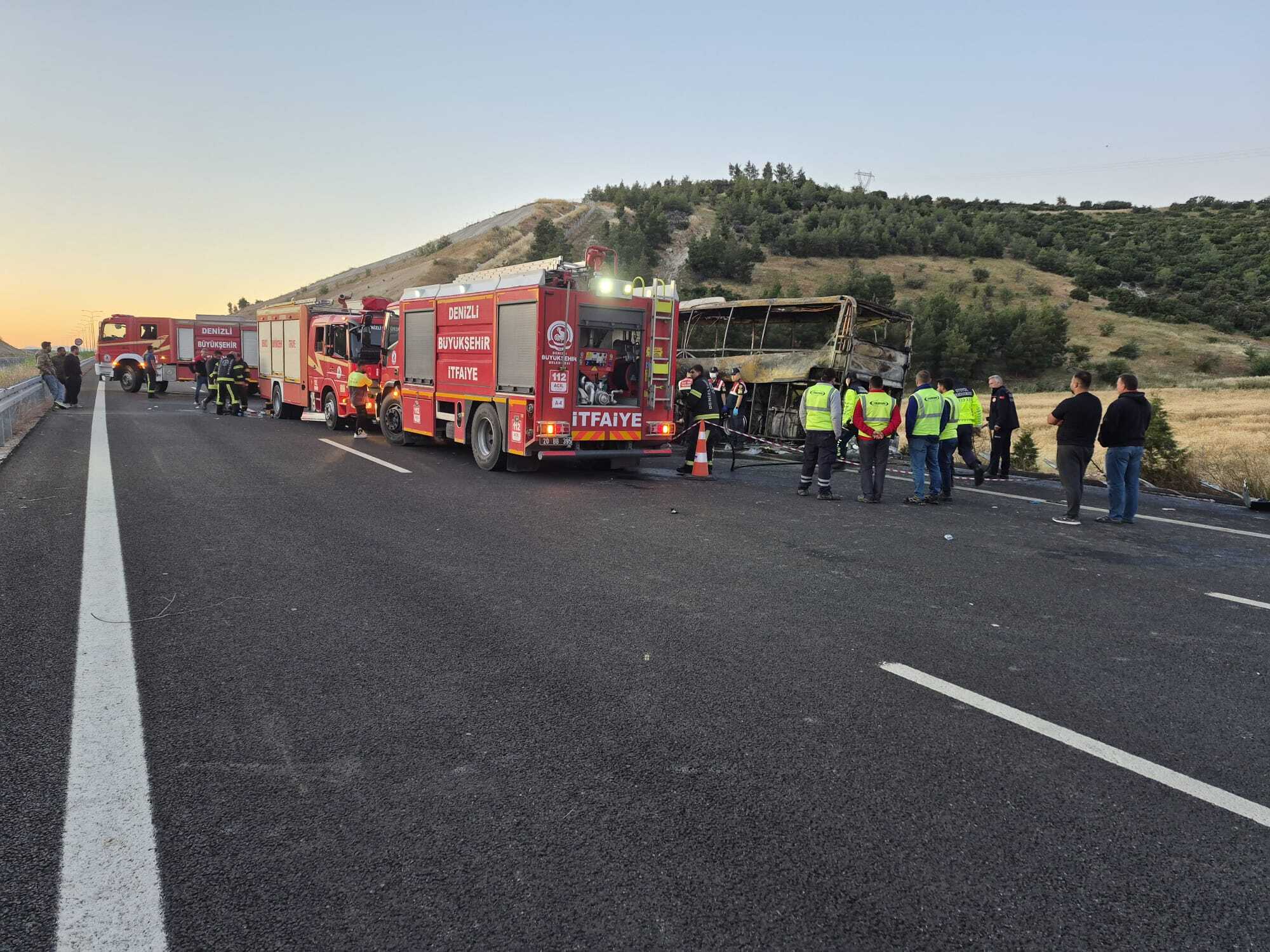 Denizli'de bariyerlere çarpan yolcu otobüsü yandı: 1'i bebek 8 ölü, 33 yaralı - Görsel 4