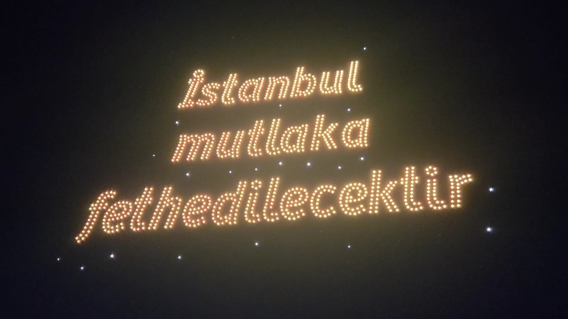 İstanbul’un fethinin 573. yıl dönümüne özel 1453 dronla ışık gösterisi - Görsel 1