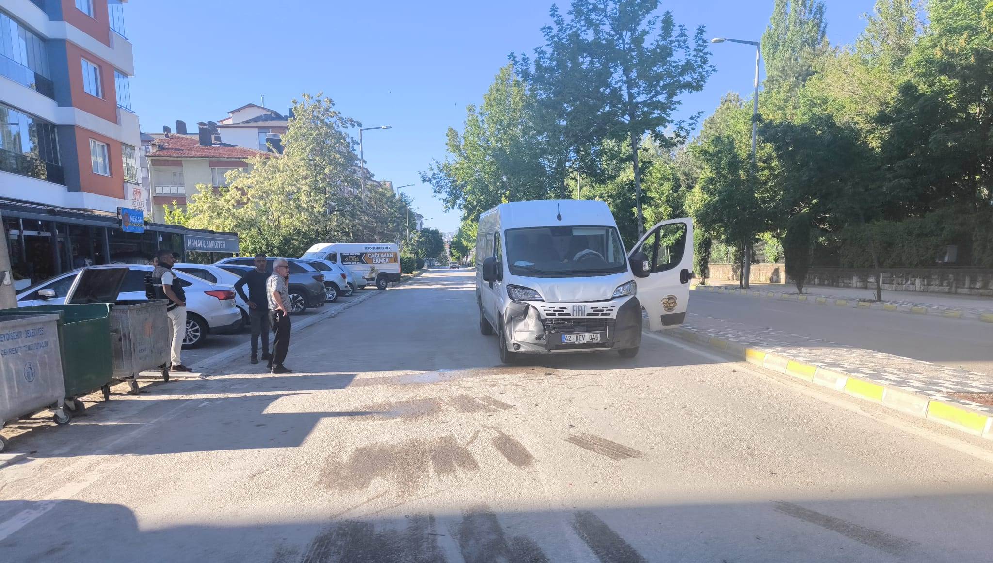 SEYDİŞEHİR'DE OTOMOBİL İLE MİNİBÜS ÇARPIŞTI: 1 YARALI - Görsel 1