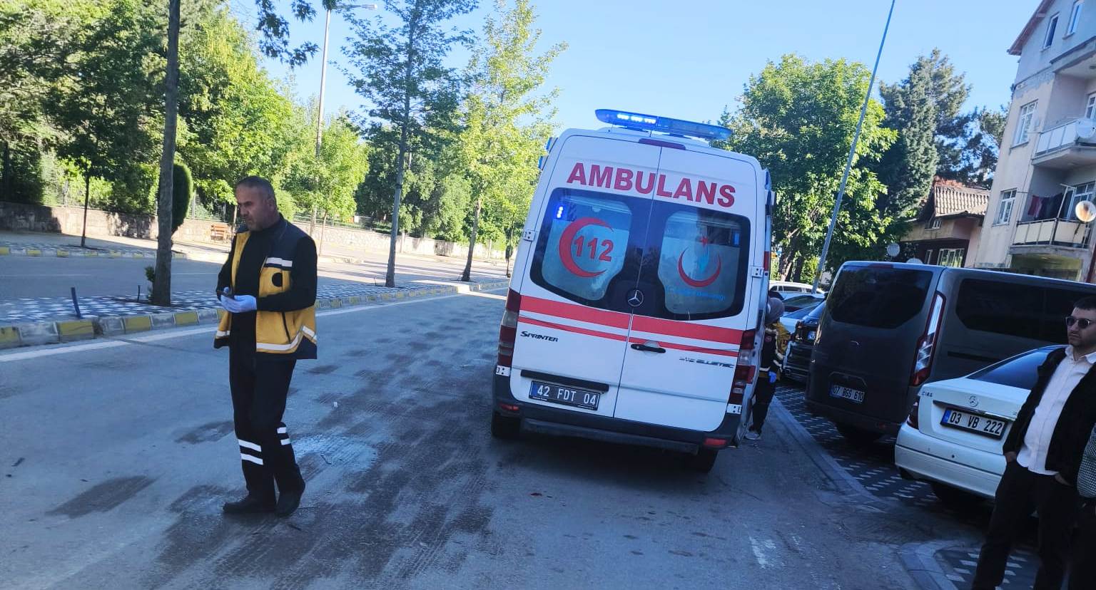 SEYDİŞEHİR'DE OTOMOBİL İLE MİNİBÜS ÇARPIŞTI: 1 YARALI - Görsel 2