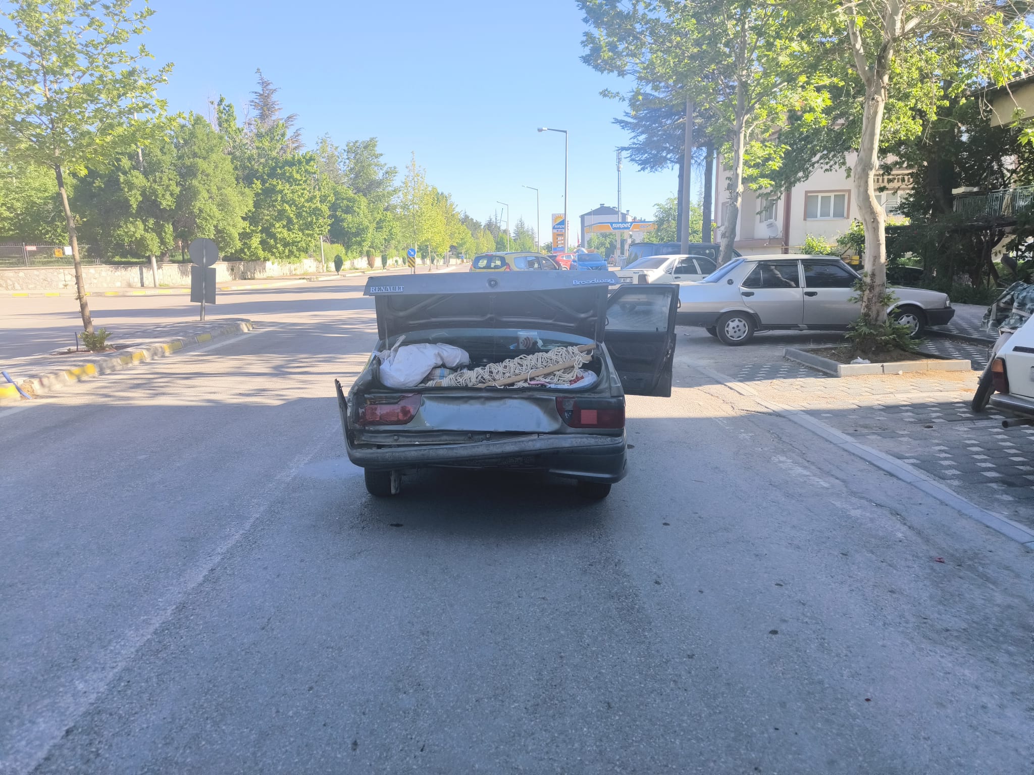 SEYDİŞEHİR'DE OTOMOBİL İLE MİNİBÜS ÇARPIŞTI: 1 YARALI - Görsel 3