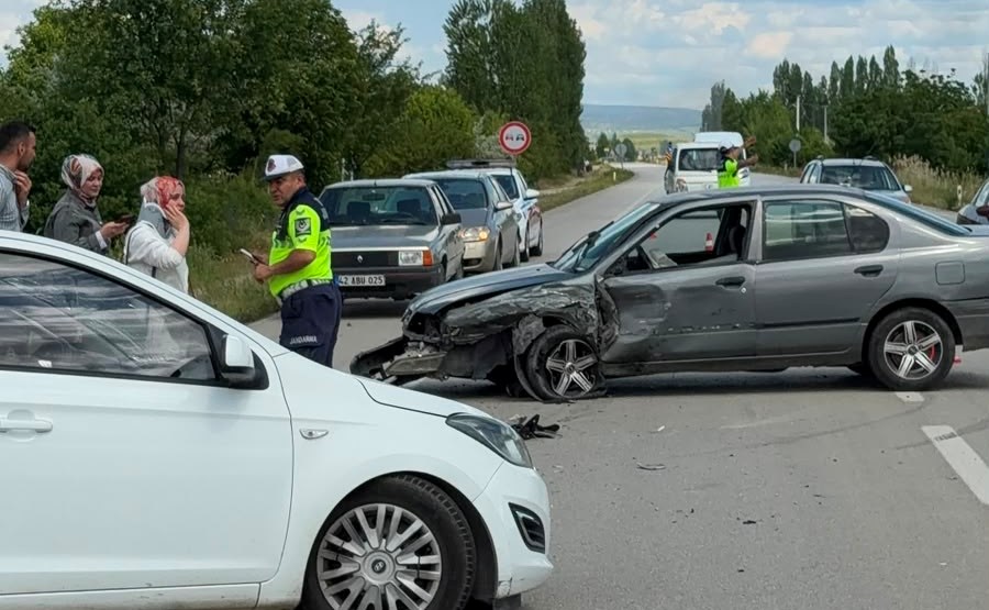 SEYDİŞEHİR'DE KORKUTAN KAZA: KAFA KAFAYA ÇARPIŞTILAR, 3 YARALI! - Görsel 2