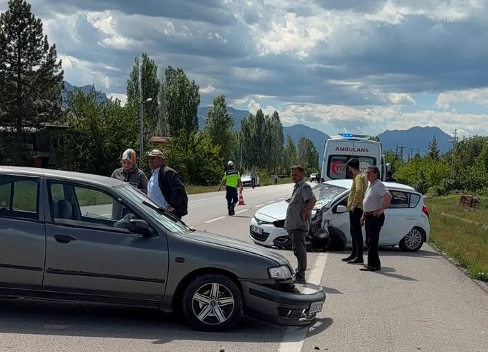 SEYDİŞEHİR'DE KORKUTAN KAZA: KAFA KAFAYA ÇARPIŞTILAR, 3 YARALI! - Görsel 3