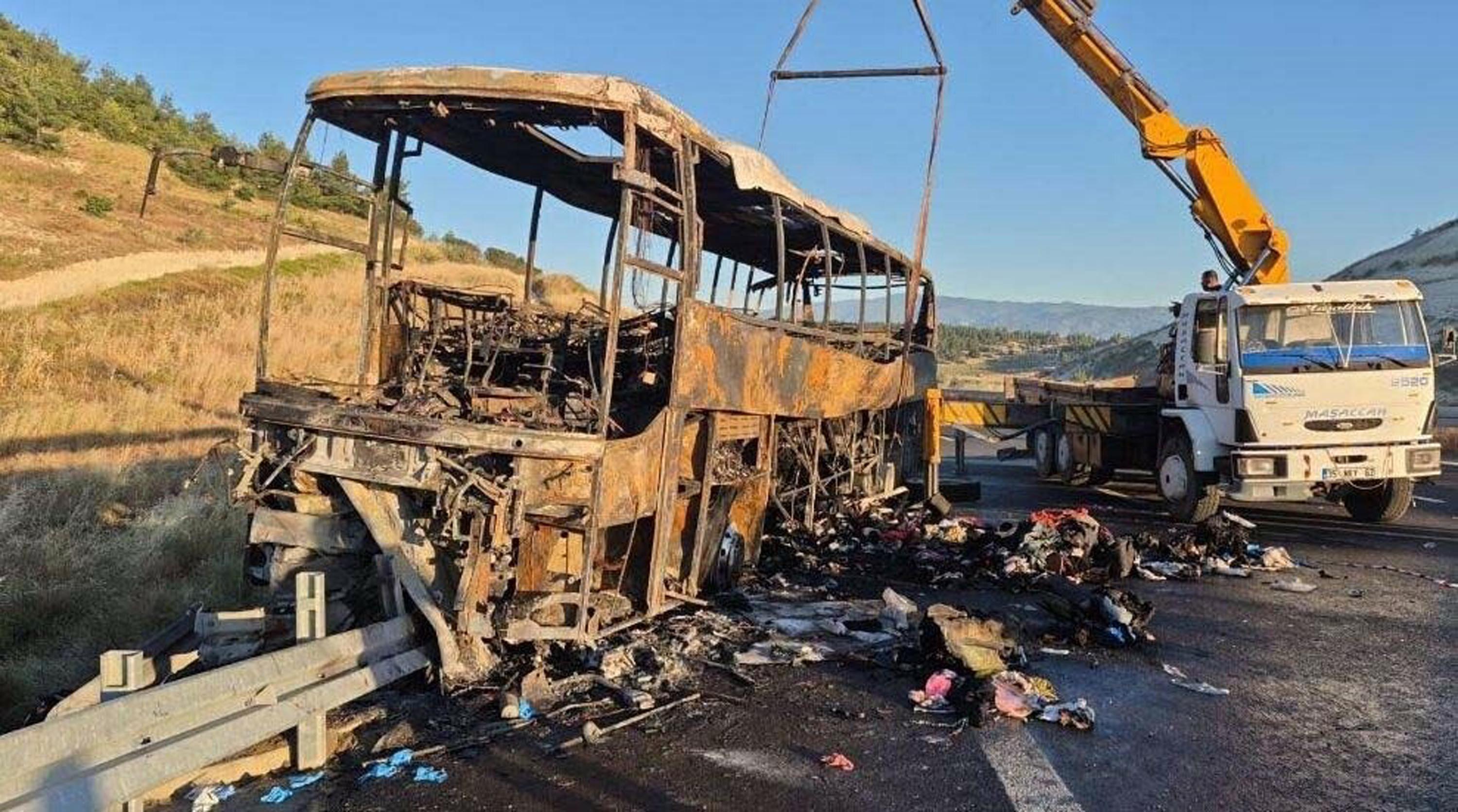 Denizli'deki kazada 9 aylık bebeğiyle ölen baba, eşi ve oğlunu kurtarmış  - Görsel 6