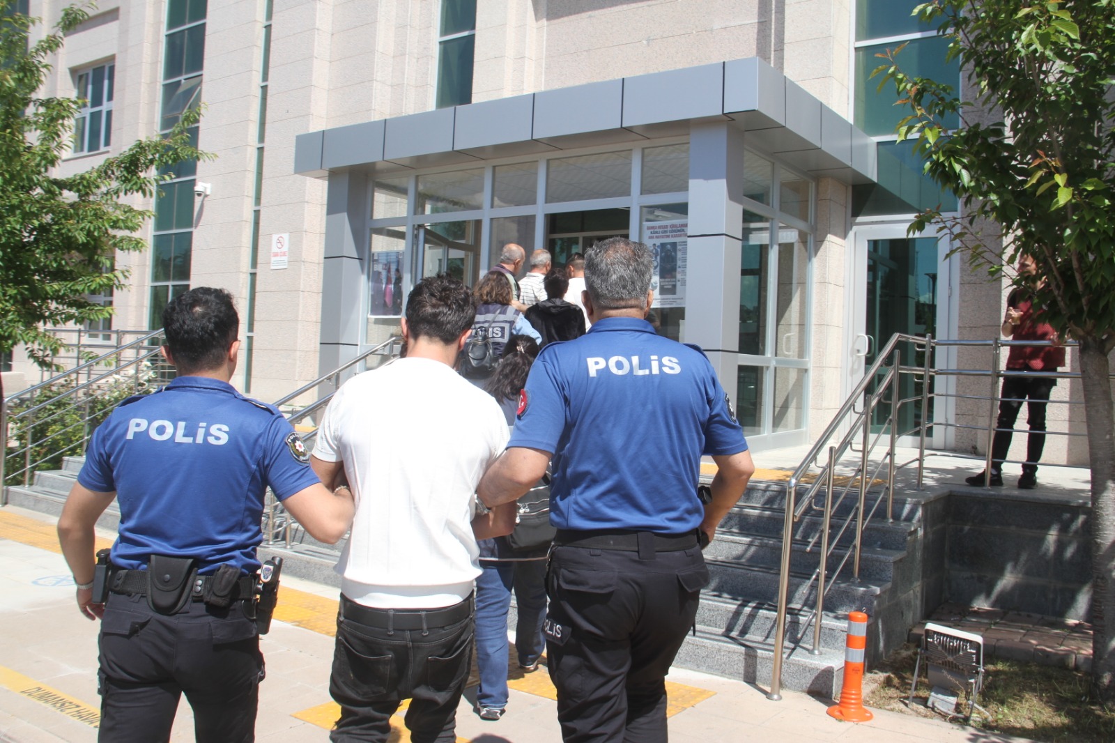 Seydişehirde sahte gram altınlarla yakalanan zanlılar adliyede - Görsel 2