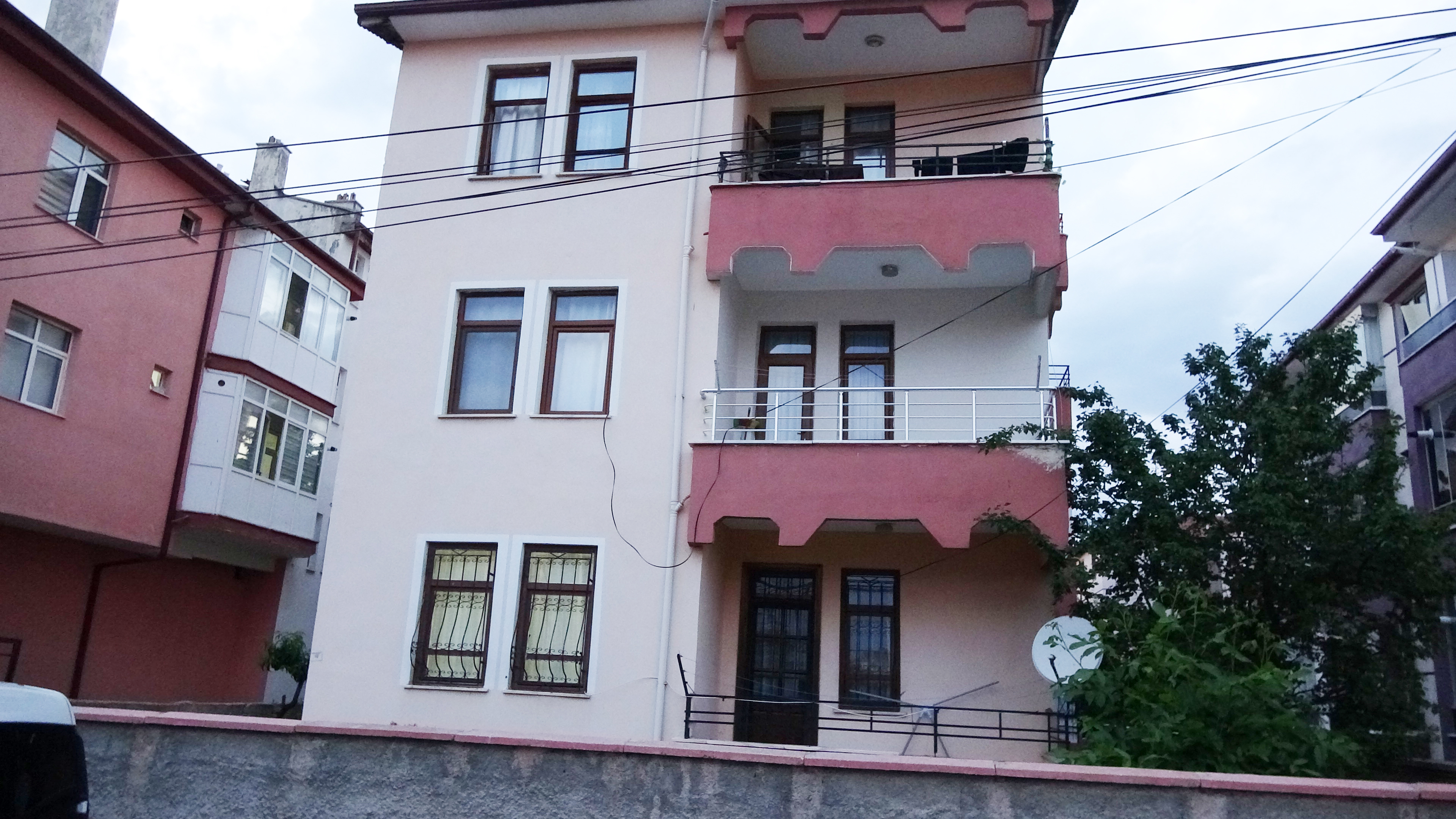 Uzaklaştırma kararı olan koca, çocuklarının gözü önünde eşini boynundan bıçakladı - Görsel 2