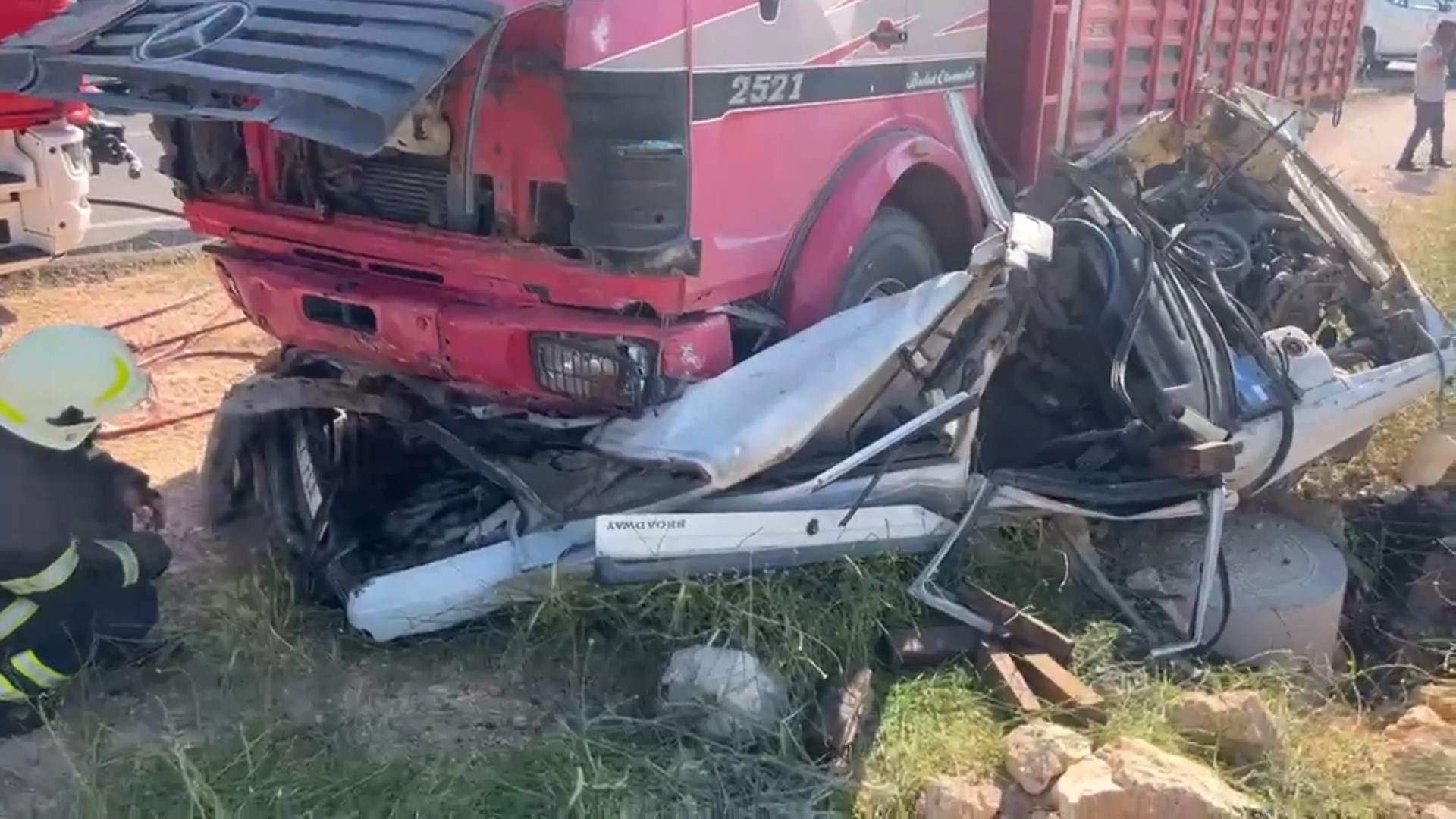 Şanlıurfa'da Feci Kaza: Kamyonun Altında Kalan Otomobildeki 3 Kişi Hayatını Kaybetti - Görsel 1