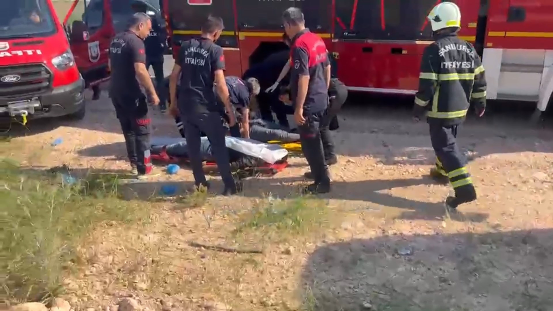 Şanlıurfa'da Feci Kaza: Kamyonun Altında Kalan Otomobildeki 3 Kişi Hayatını Kaybetti - Görsel 2