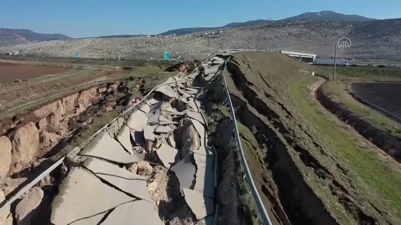 Deprem bölgesinden Zarar Gören  yolların drone görüntüsü