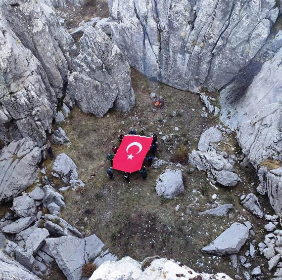 Giden Gelmez Dağlarında  Dev Türk  Bayrağı 