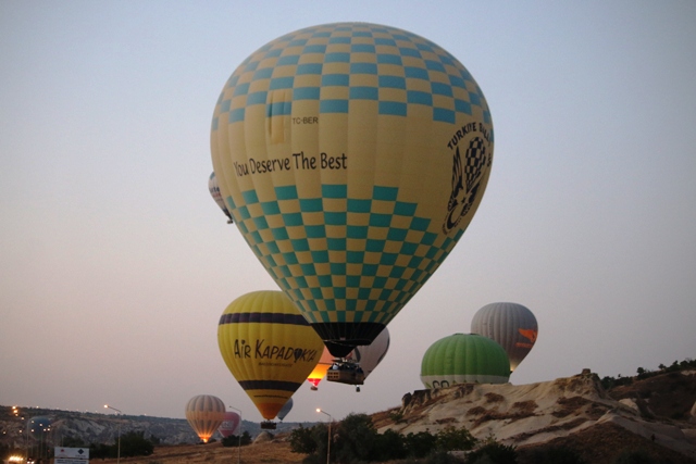 Kapadokya Gün doğarken balonlar