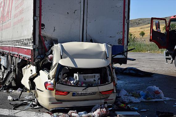 Konya Ankara'yolunda gurbetçi aile kaza yaptı: 5 ölü
