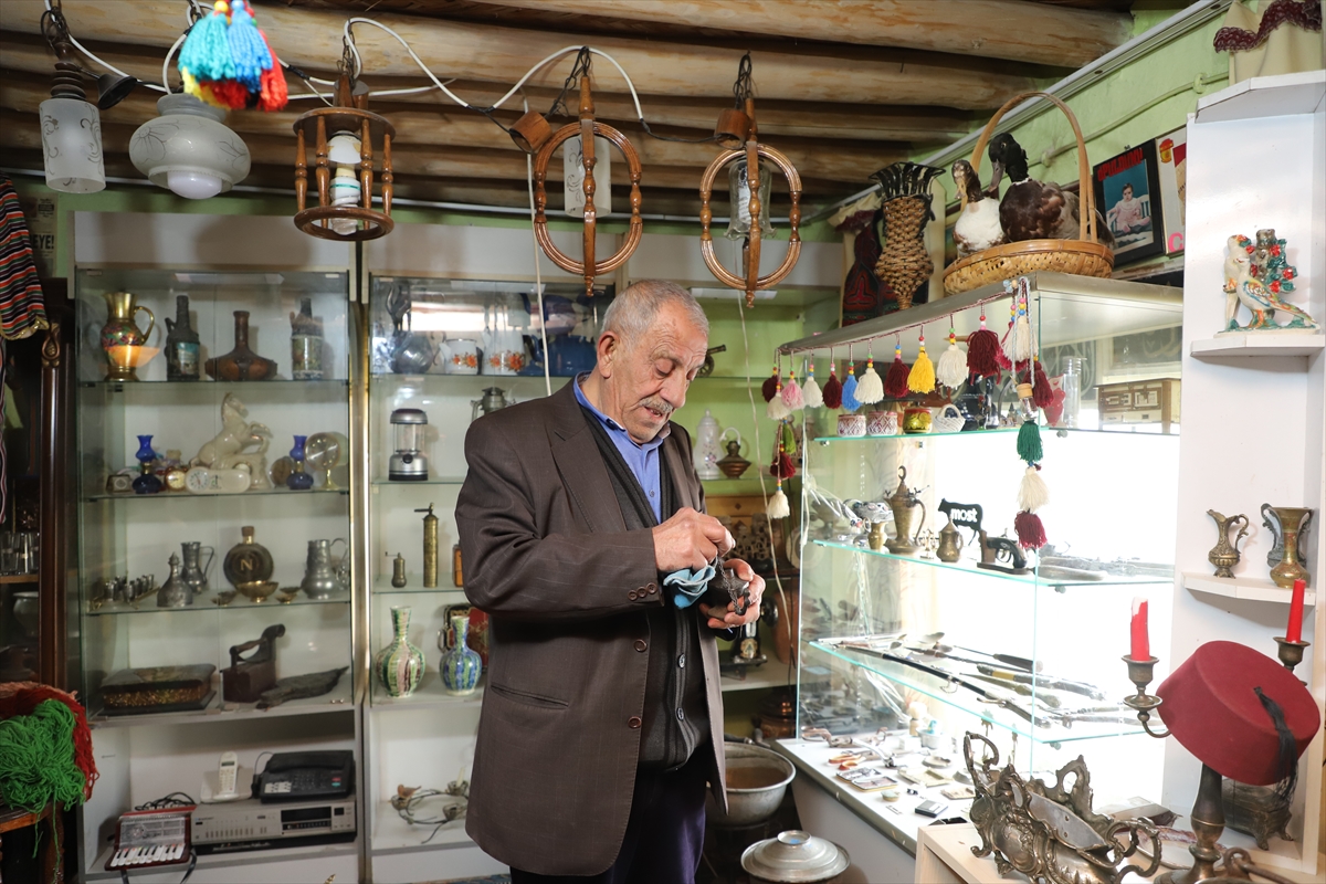 Konya'da Anne hatırası güğümle başlayan eskiye merakı 1600 parçalık koleksiyona dönüştü