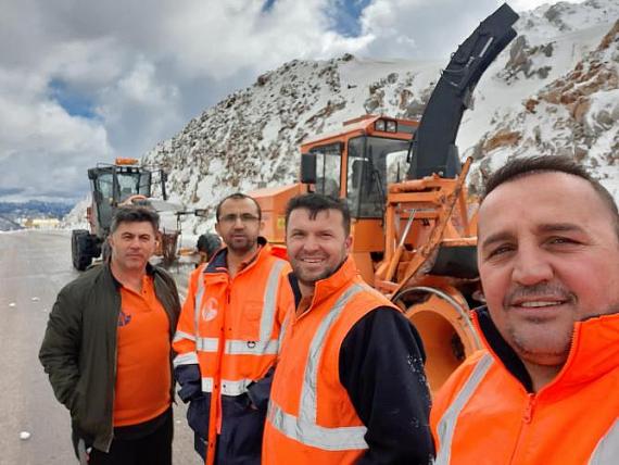 Konya’yı Antalya’ya bağlayan kara yolu kar altında. Ekipler, bin 825 metre rakımlı Alacabel'de çalışmalarını sürdürüyor.