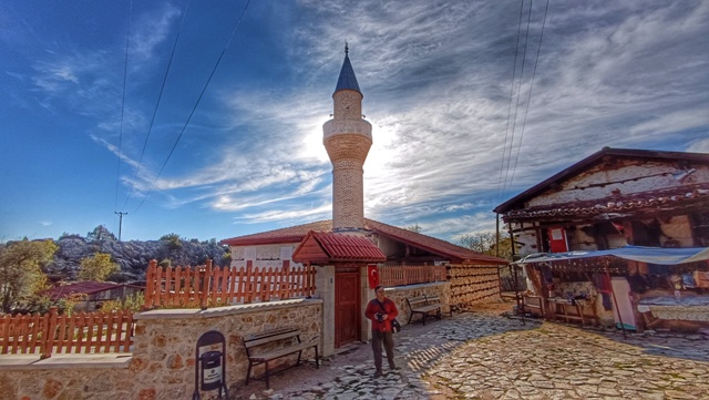 Seydişehir Antalya  yolunda; Osmanlı sancağı bulunan cami yıllara meydan okuyor VİDEO